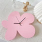 Horloge fleur abstraite rose sur une surface texturée, décoration minimaliste.