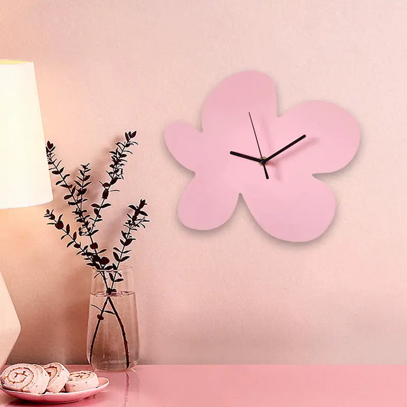 Horloge murale fleur abstraite rose sur un mur pastel, déco élégante.