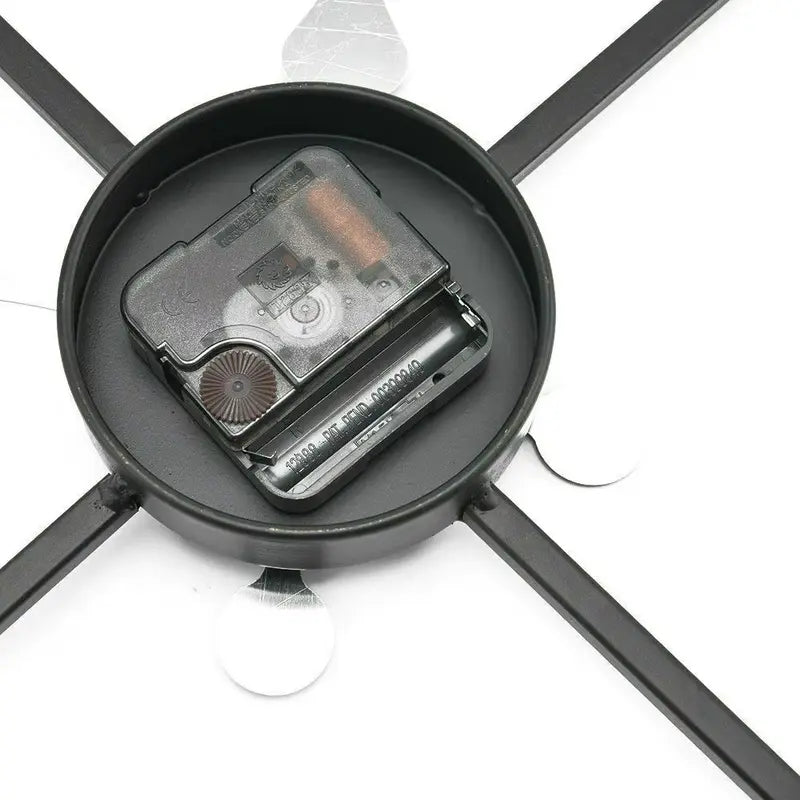 Gros plan sur le mécanisme de l’horloge murale 40 cm, mouvement silencieux.