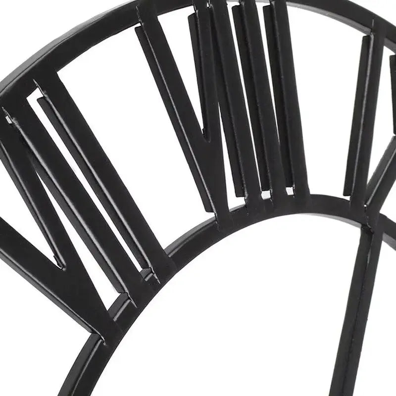 Détail du cadre en métal ajouré de l’horloge murale 40 cm.