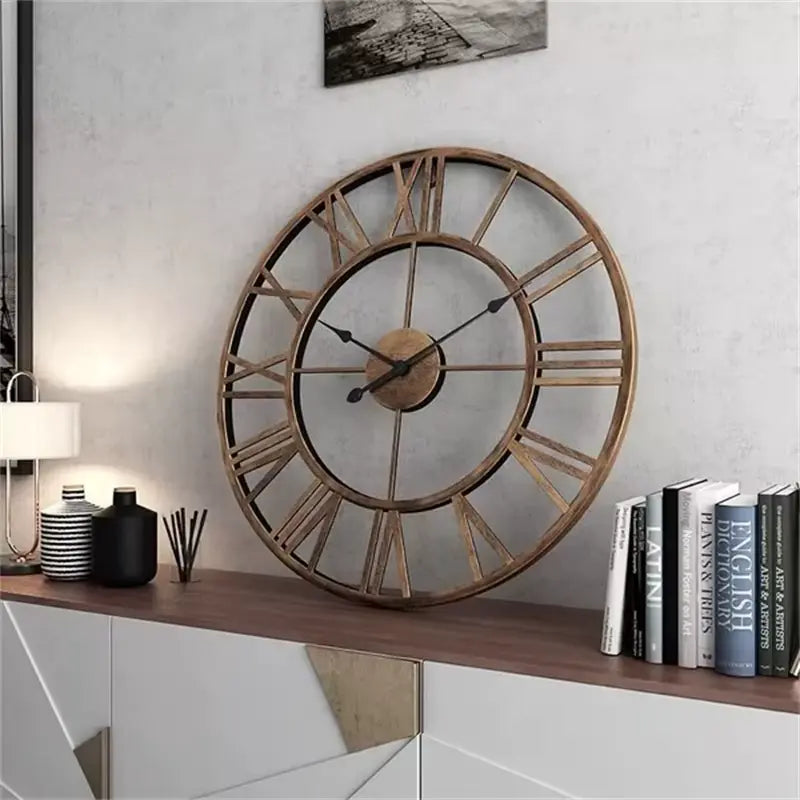 Horloge murale 40 cm en métal doré accrochée dans un salon chaleureux.