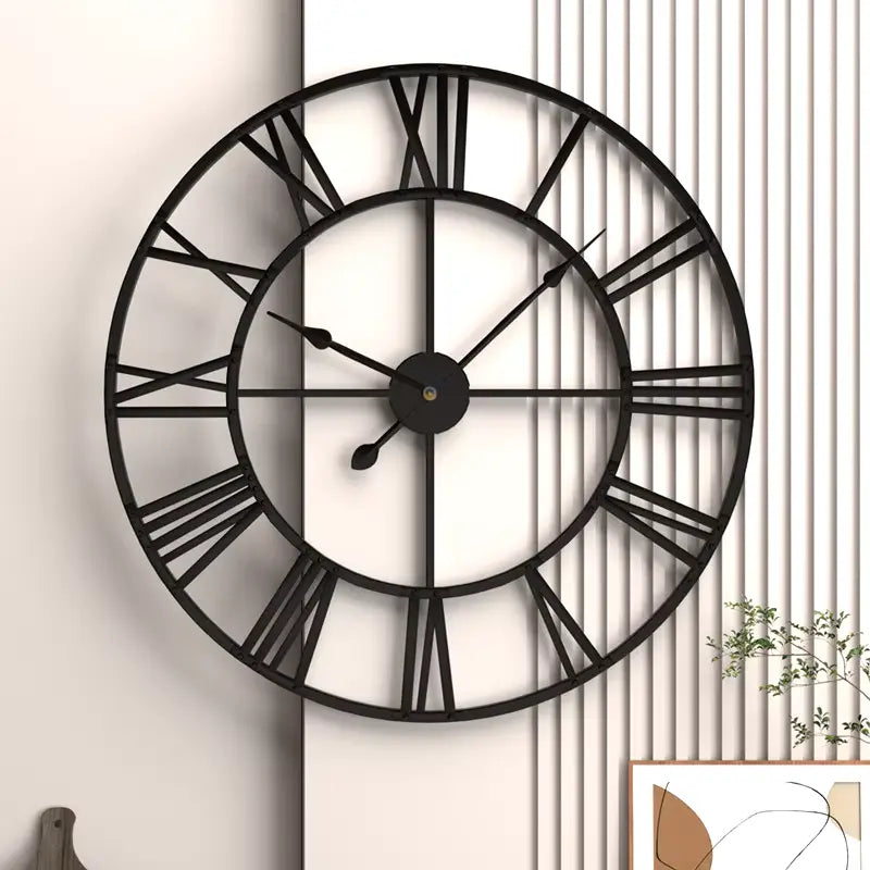 Horloge murale 40 cm en métal noir installée dans un intérieur scandinave.