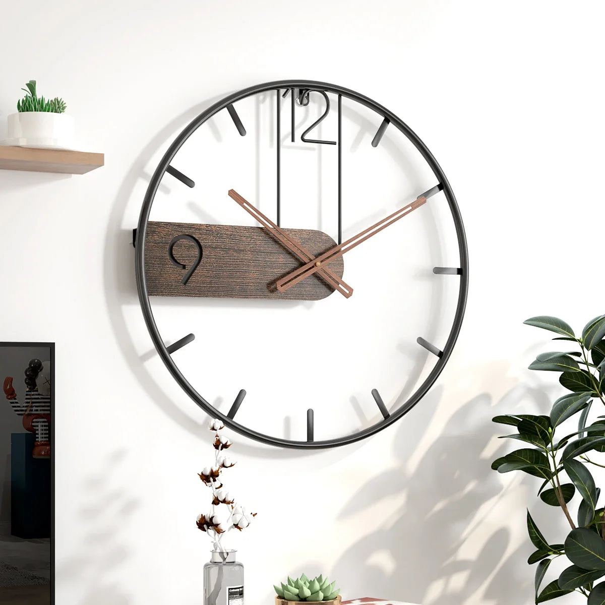 Horloge murale bois et métal noir dans un salon