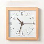 Horloge murale carrée en bois clair avec cadran épuré