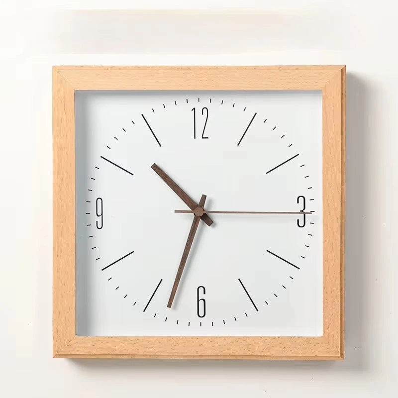 Horloge murale carrée en bois clair avec cadran épuré