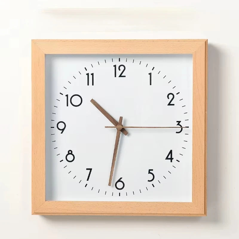 Horloge murale carrée en bois avec cadran numérique noir sur fond blanc