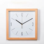 Horloge murale carrée en bois clair avec cadran épuré