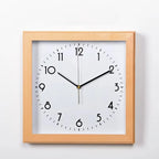 Horloge murale carrée en bois avec cadran numérique noir sur fond blanc