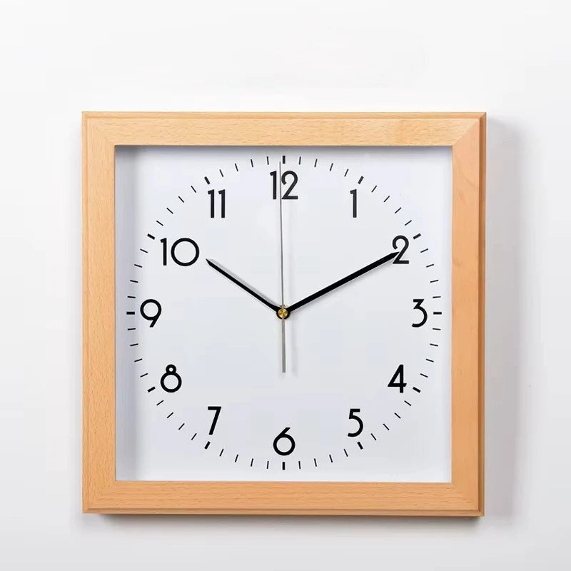 Horloge murale carrée en bois avec cadran numérique noir sur fond blanc