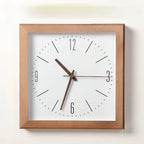 Horloge murale carrée en bois foncé avec chiffres minimalistes