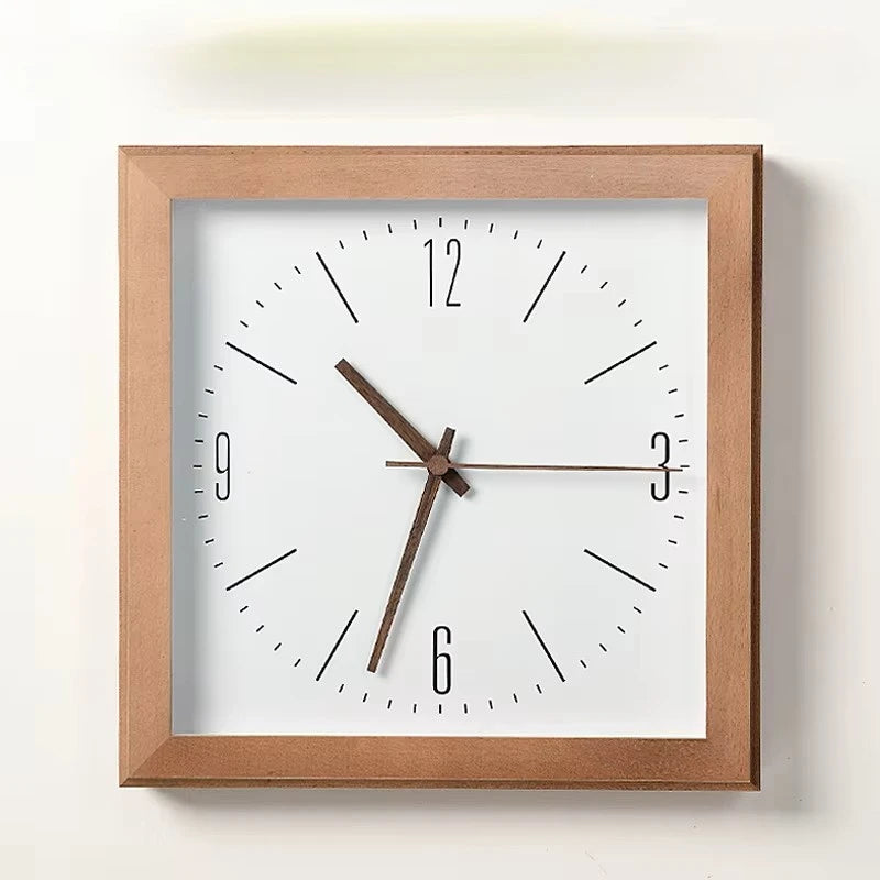 Horloge murale carrée en bois foncé avec chiffres minimalistes
