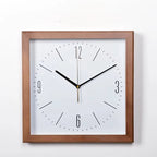 Horloge murale carrée en bois foncé avec chiffres minimalistes