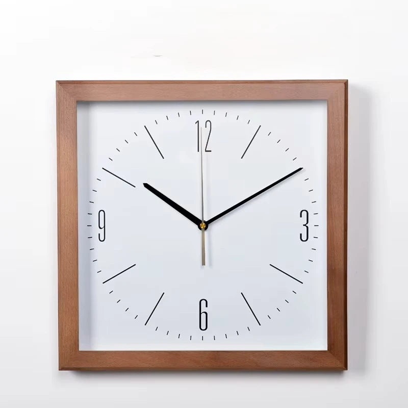 Horloge murale carrée en bois foncé avec chiffres minimalistes