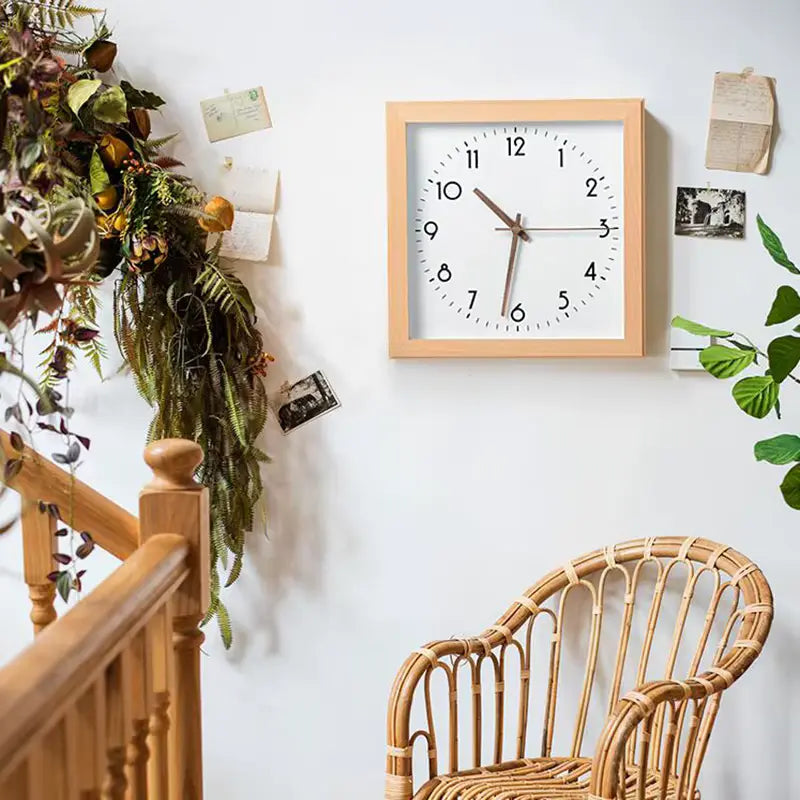Horloge murale carrée en bois dans un intérieur au style nordique
