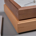 Horloge murale carrée en bois gros plan