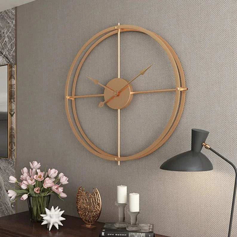 Horloge murale design dorée en situation