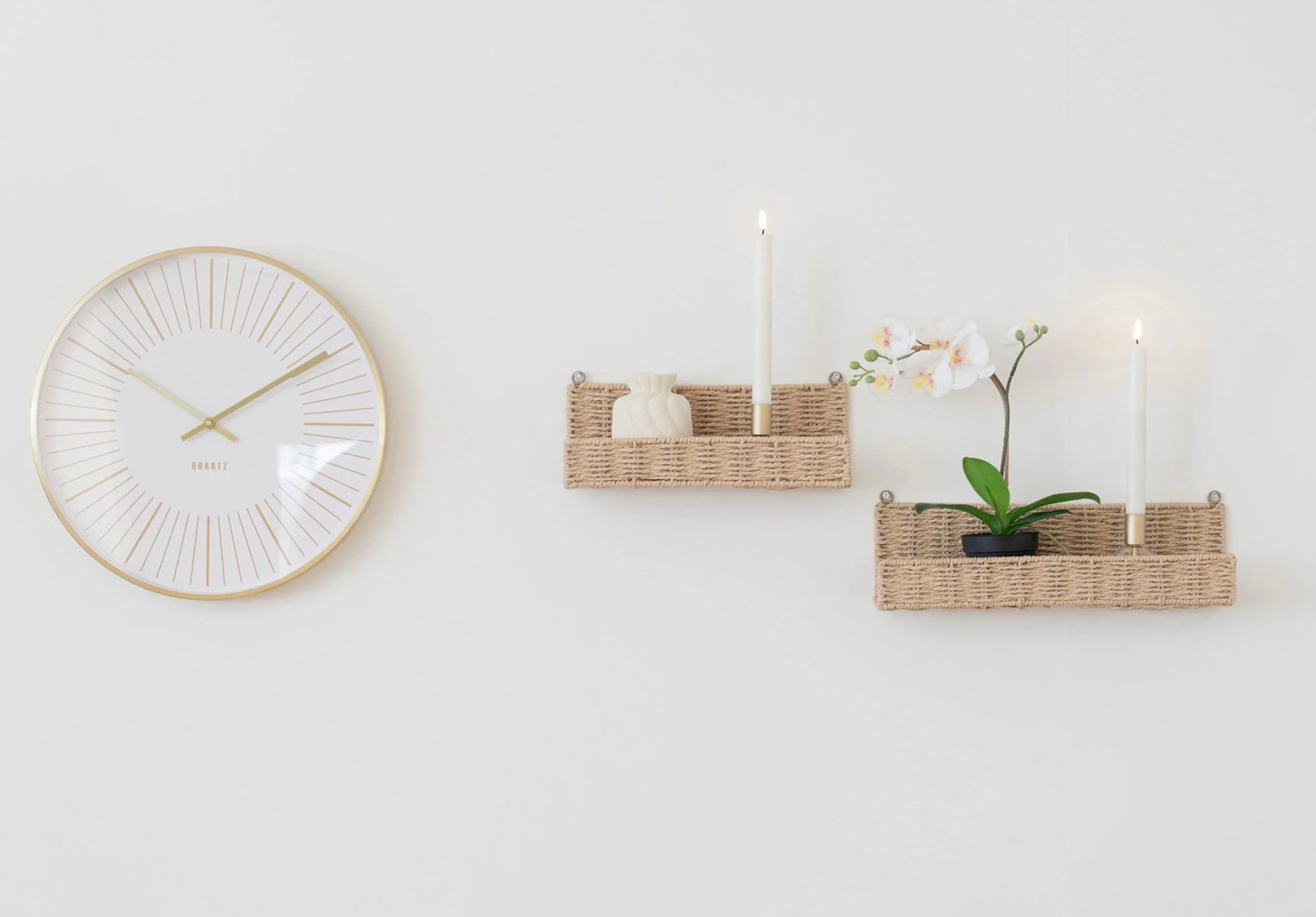 Étagères en rotin murales avec bougies et orchidée pour horloge murale dorée aluminium