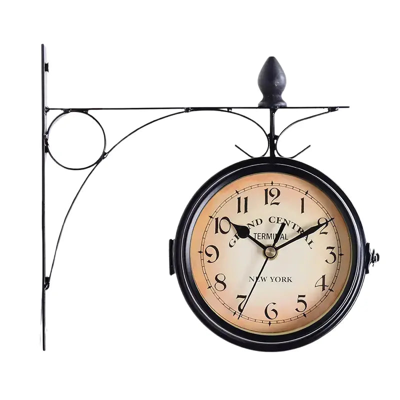Horloge murale double face vintage accrochée sur un mur blanc, style rétro élégant