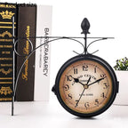 Horloge murale double face vintage posée dans un décor rétro avec livres et objets de décoration