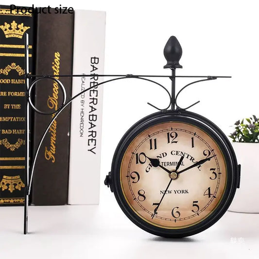 Horloge murale double face vintage posée dans un décor rétro avec livres et objets de décoration