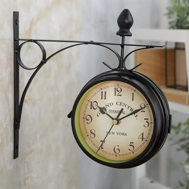 Horloge murale double face vintage fixée sur un mur en intérieur, design inspiré des anciennes gares