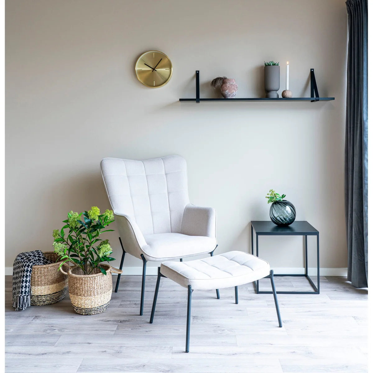 Fauteuil blanc capitonné à pieds en métal noir, style Horloge murale dorée