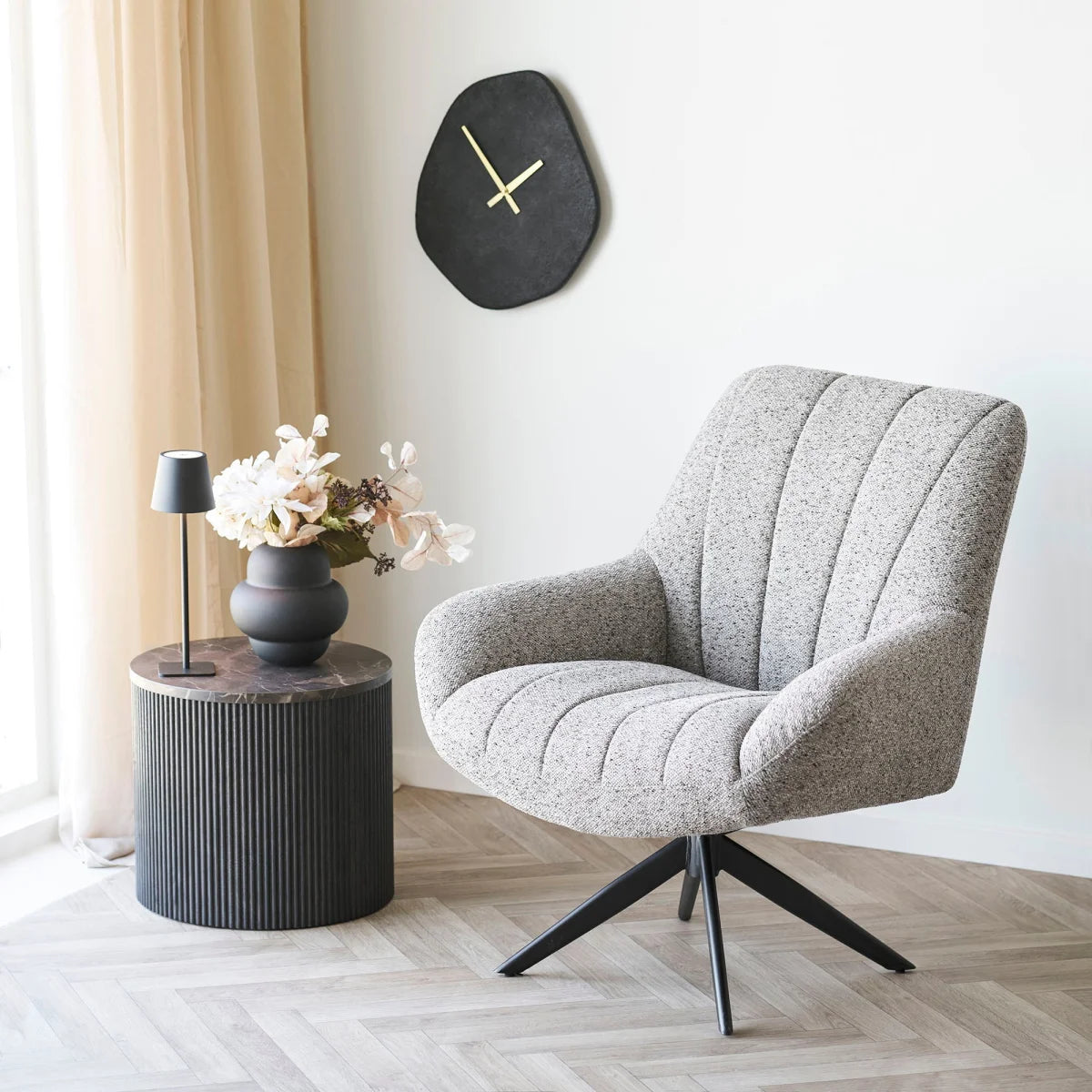 Chaise pivotante gris clair en tissu avec couture verticale, idéale pour salon