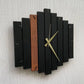 Horloge murale en bois naturel et noir avec un cadran abstrait et un look contemporain.