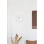 Horloge murale organique en ciment blanc cassé 28x33 cm with une forme irrégulière