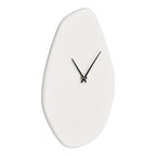 Horloge murale organique en ciment blanc cassé avec forme irrégulière 28x33 cm