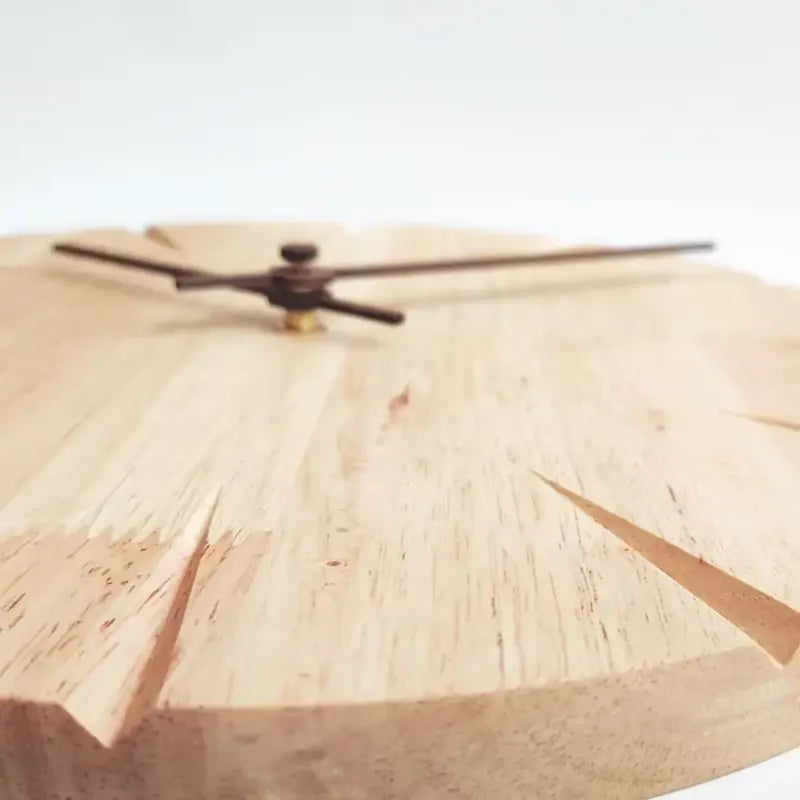 Horloge murale ronde en bois gros plan