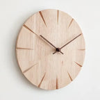 Horloge murale ronde en bois vue profil
