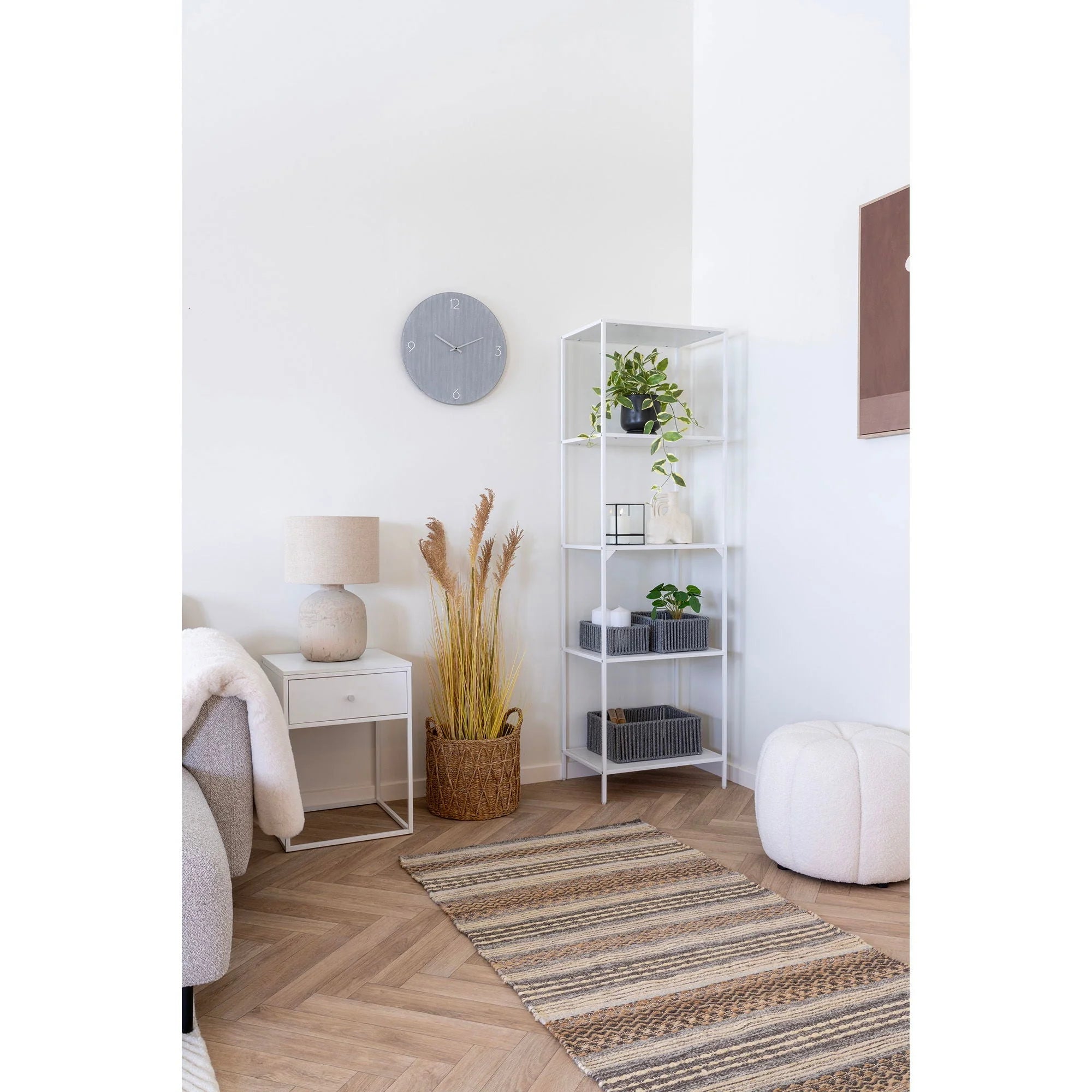 Horloge murale ronde en MDF gris clair dans une chambre lumineuse et moderne
