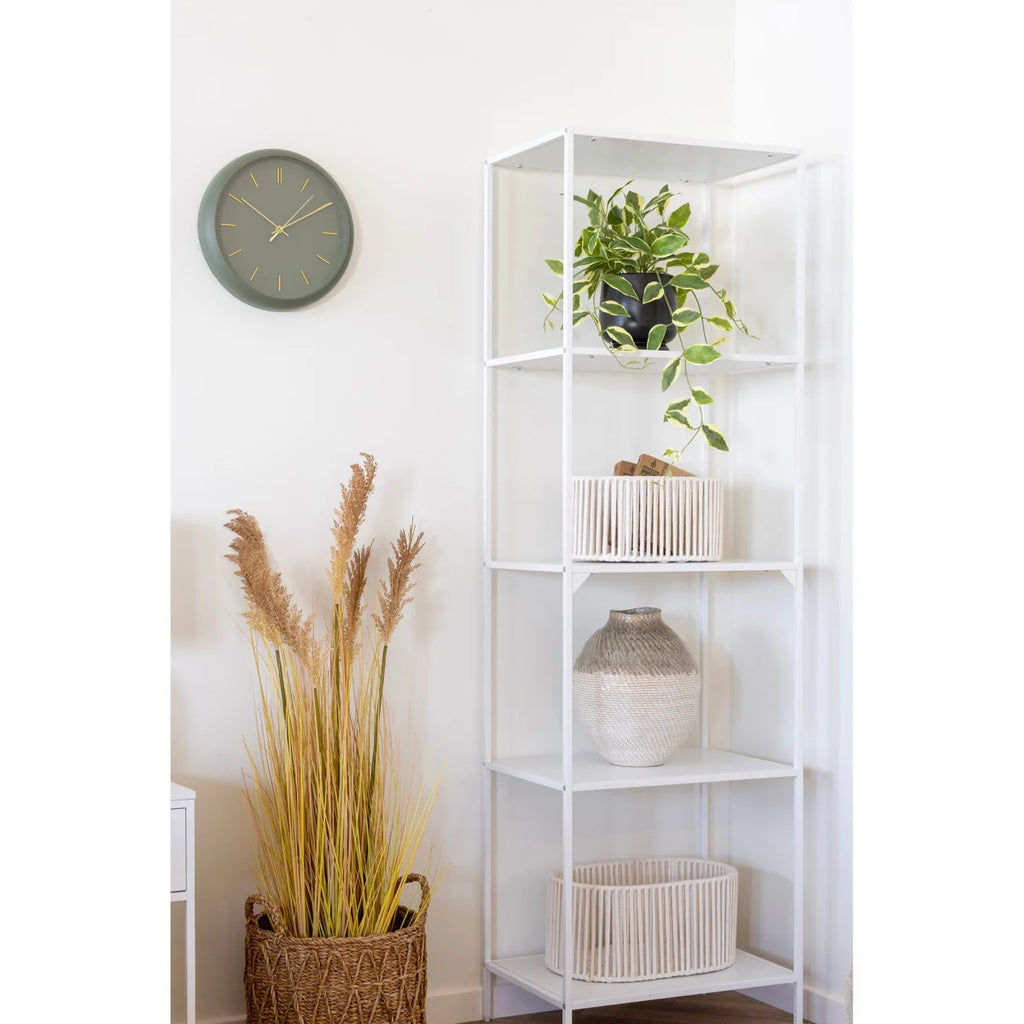 Étagère métallique blanche à 4 étagères ouvertes avec objets décoratifs