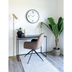 Horloge murale ronde en plastique noir et blanc avec larges chiffres dans un bureau moderne