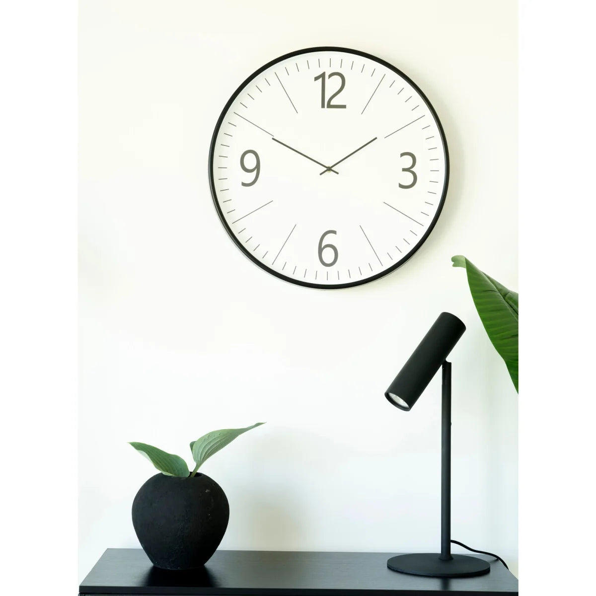 Horloge murale ronde noire minimaliste Ø51 cm avec chiffres larges