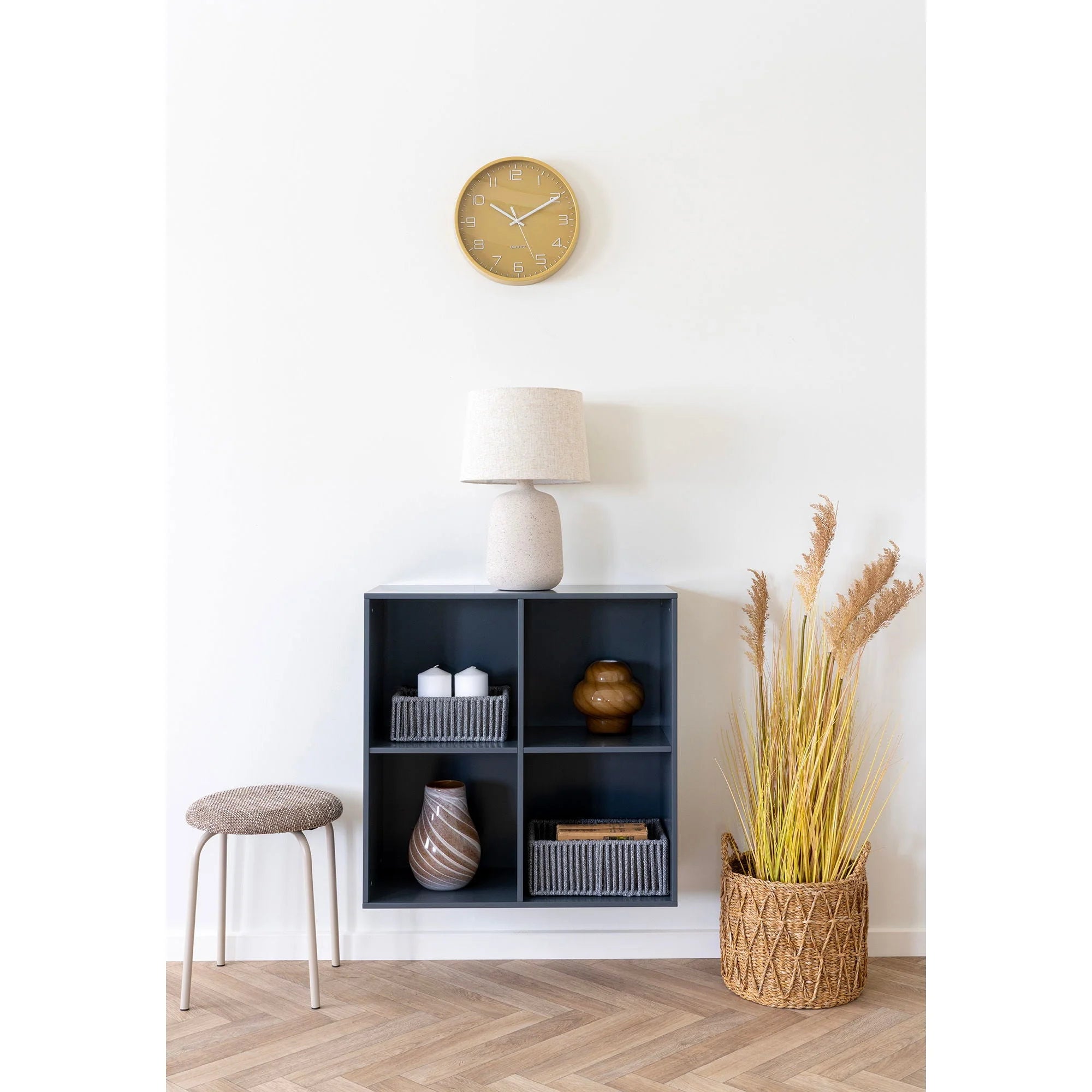 Étagère décorative avec horloge murale ronde en verre ocre à mouvement silencieux