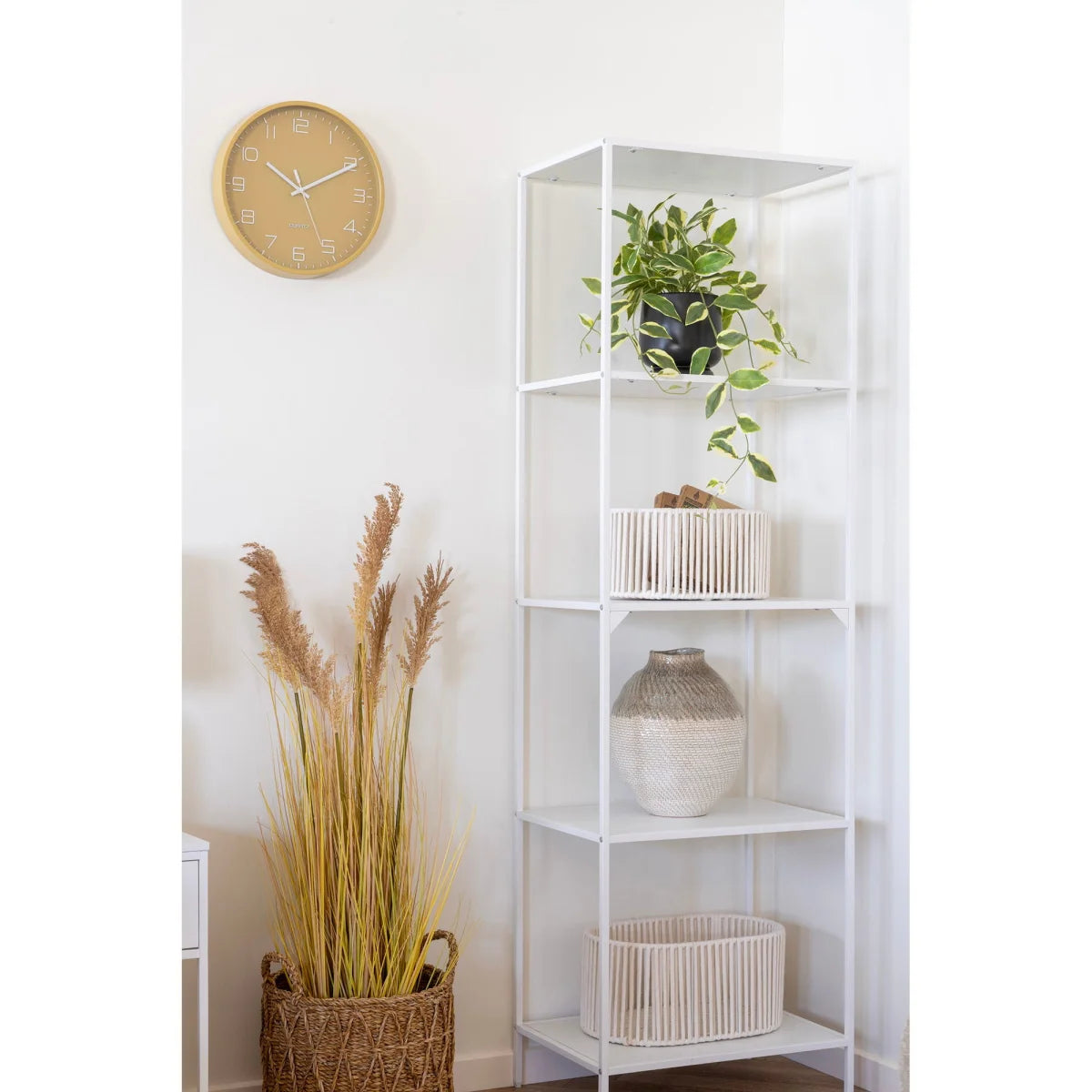 Unité d’étagères blanche en métal avec 4 étagères ouvertes, plantes et vases