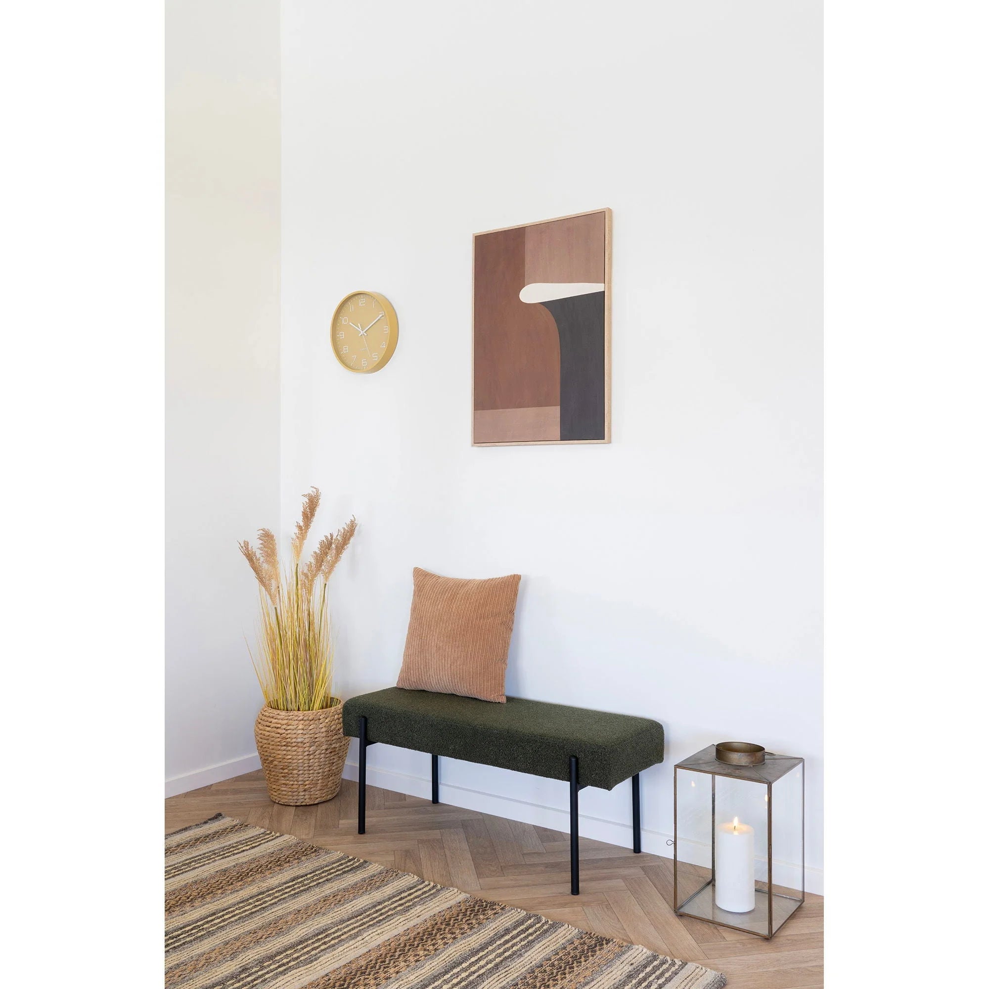 Banquette capitonnée verte avec pattes noires pour décoration intérieure moderne