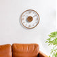 Horloge murale transparente accrochée au mur au-dessus d’un canapé en cuir
