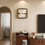 Horloge murale vintage en bois carrée, installée dans un salon au style rétro