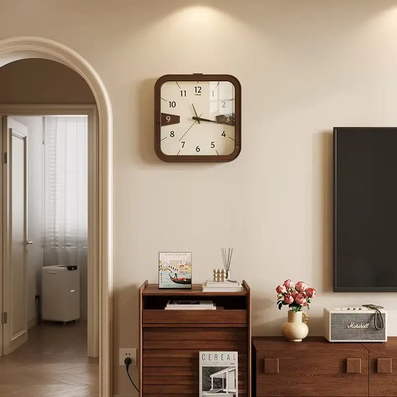 Horloge murale vintage en bois carrée, installée dans un salon au style rétro