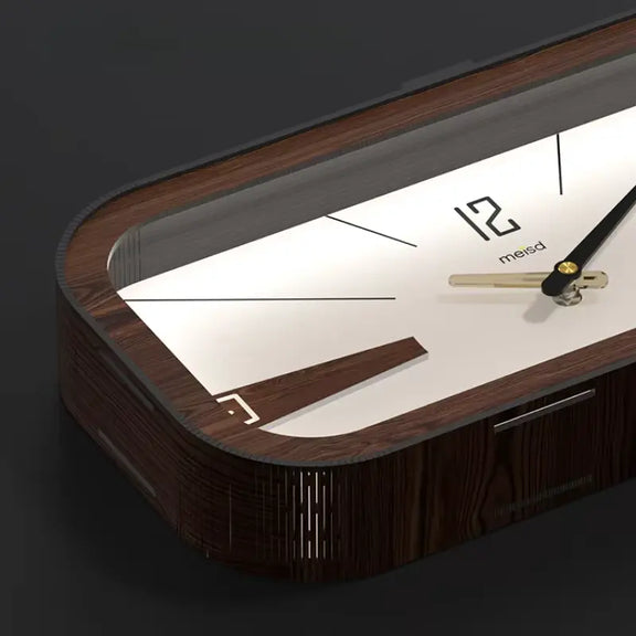 Gros plan sur l’horloge murale vintage en bois avec cadran en verre et aiguilles dorées