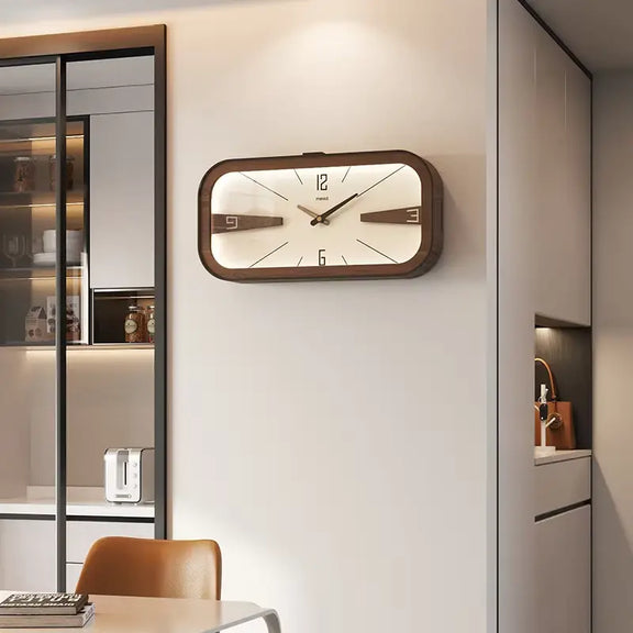Horloge murale vintage en bois accrochée sur un mur dans une décoration moderne et épurée