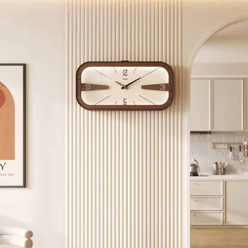 Horloge murale vintage en bois rectangulaire fixée dans une cuisine moderne