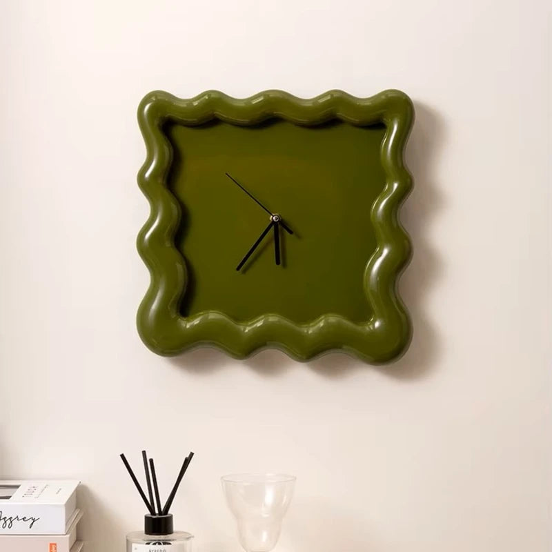 Horloge ondulée verte suspendue, parfaite pour une déco vintage.