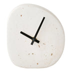 Horloge de table en ciment blanc aspect pierre galet moucheté avec aiguilles noires