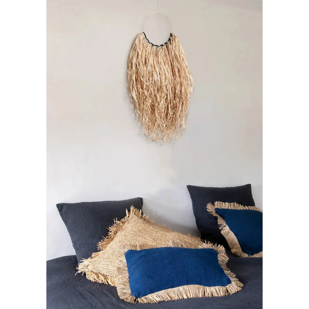 Housse de coussin 30x50 en coton bleu naturel et raphia avec décoration murale en fibres naturelles