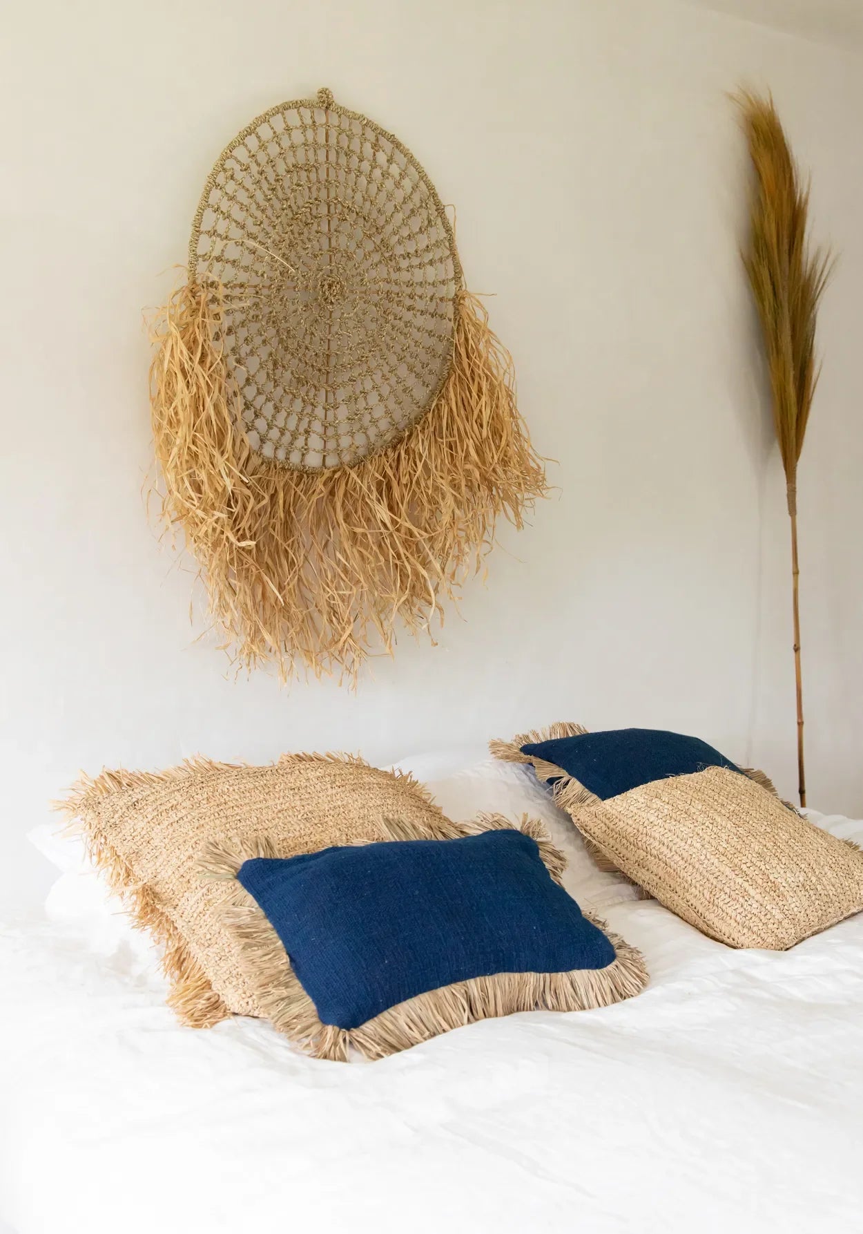 Housse de coussin 30x50 en coton bleu naturel et raphia pour décoration bohème de chambre