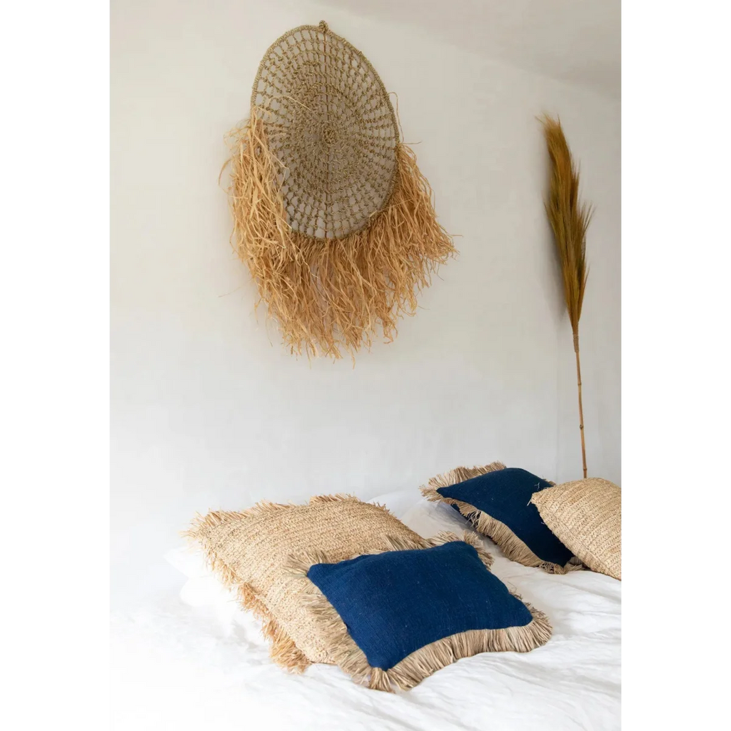 Housse de coussin 30x50 en coton bleu naturel et raphia avec suspension en tissage raffia